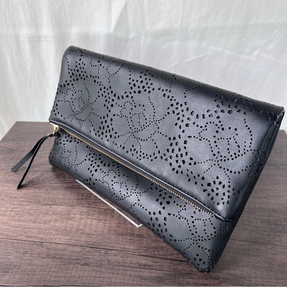 Urban Expressions Black Flower Design Detailed Locket Clutch w Gold Chain Strap - Picture 2 of 8